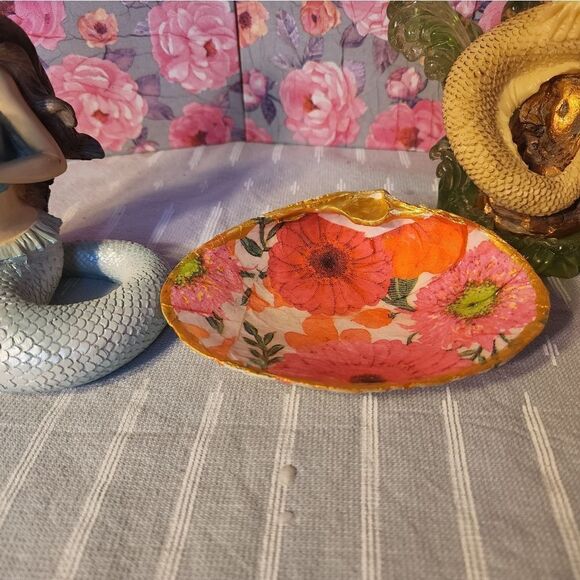 DECOUPAGE FLOWERS ON A CLAM SHELL - Picture 3 of 9